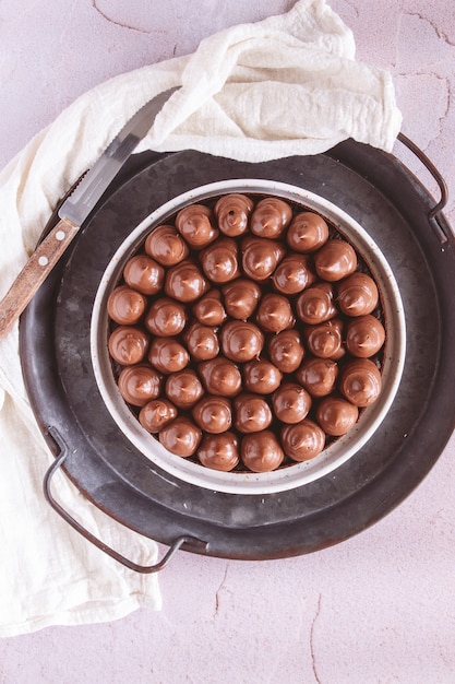 Foto plat leggen van fudgy chocoladetaart