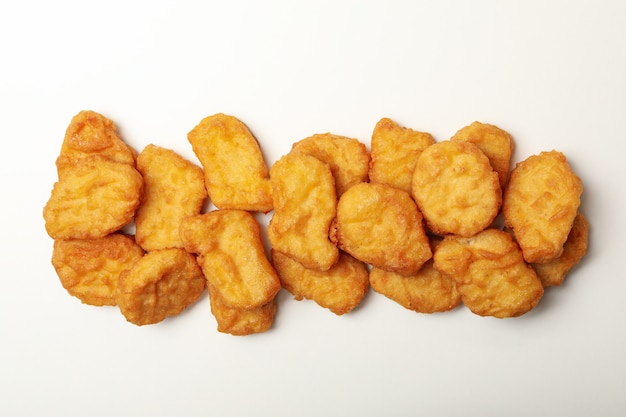 Plat leggen van gebakken kipnuggets