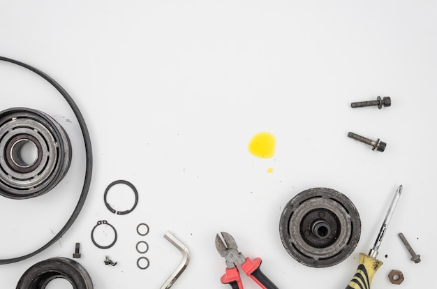 Foto plat leggen van gereedschap en mechanische onderdelen