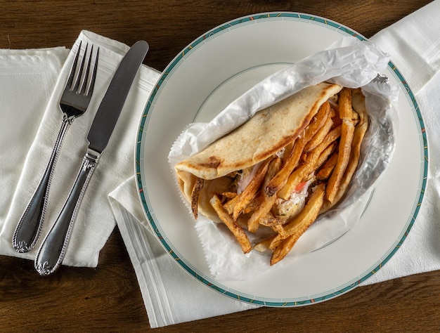 Plat leggen van Griekse kip souvlaki gyro om eten op bord te halen