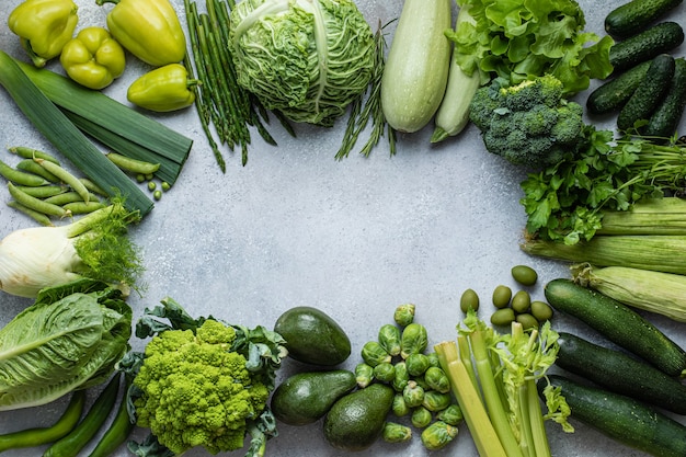 Plat leggen van groene groenten collectie op grijze achtergrond. platliggend, bovenaanzicht. gezond eten. groen begrip.