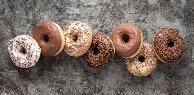 Plat leggen van heerlijke donuts