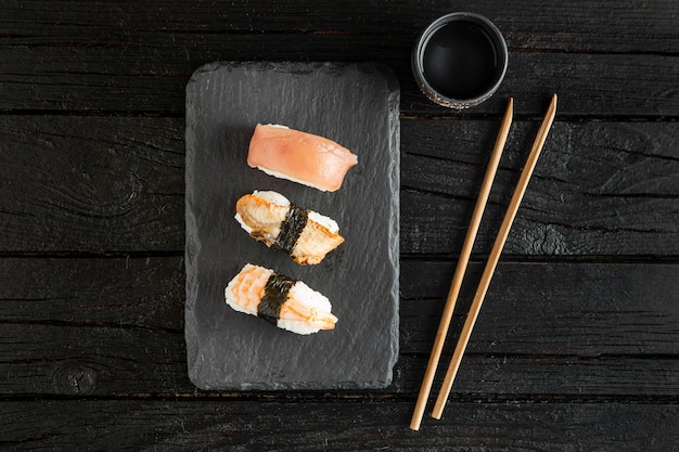 Plat leggen van heerlijke sushi met kopie ruimte