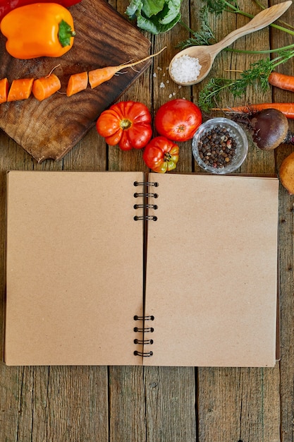 Plat leggen van ingrediënt van koken, groenten rond receptenboek