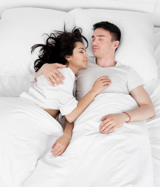 Plat leggen van paar samen slapen in bed