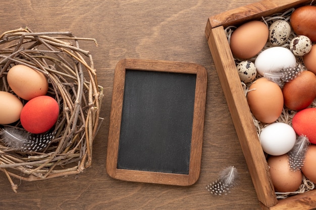 Plat leggen van schoolbord met volgende met eieren voor Pasen