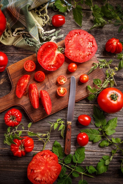 Plat leggen van verse rijpe tomaten