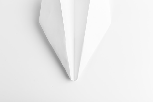 Plat leggen van Witboek vliegtuig op witte kleur