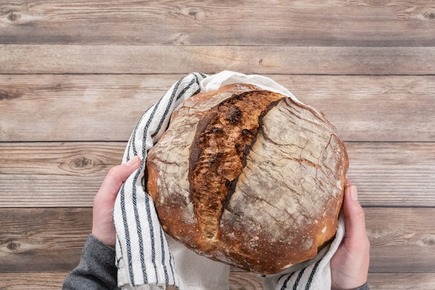 Plat leggen. Vers gebakken zuurdesem roggebrood.