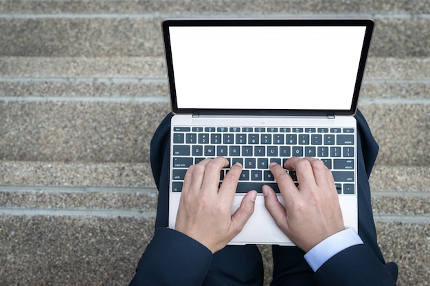 Foto plat leggen zakenman gebruik laptop