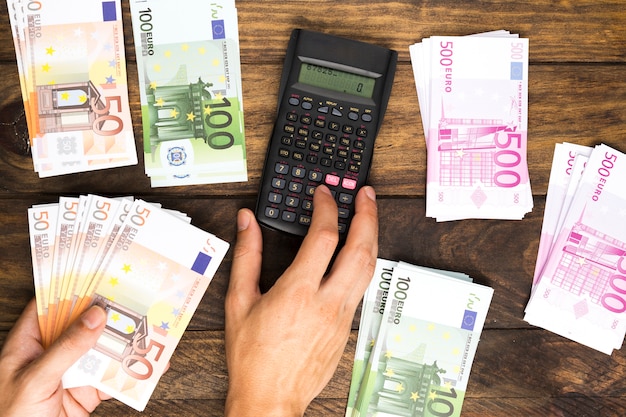 Foto plat leken man geld tellen met calculator