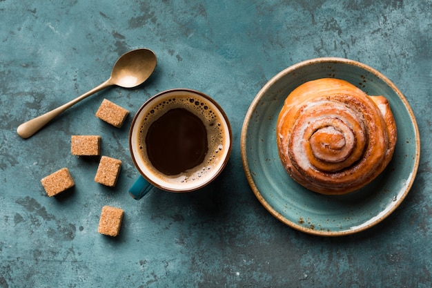 Plat ontbijt assortiment met koffie en gebak