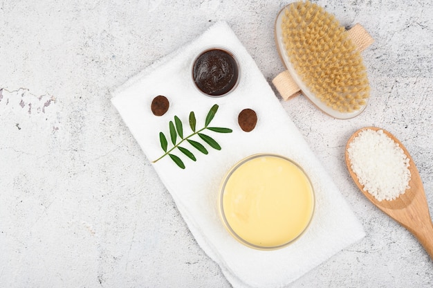 Plat op eco-cosmetica. Vlakke indeling met accessoires, spa-cosmetica, badzout, crème en handdoeken. Huidverzorgingsproduct, natuurlijke cosmetica, platte styling.