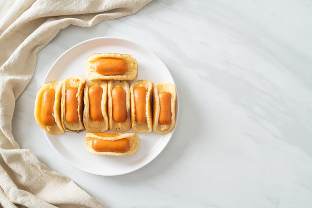 Plat pannenkoekenbroodje met worst