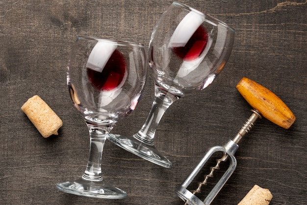 Plat wijnglazen en kurkentrekker op tafel leggen