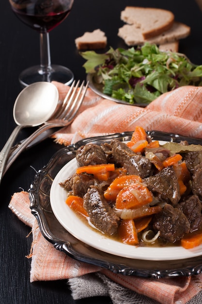 Foto piatto di stufato di manzo con insalata verde