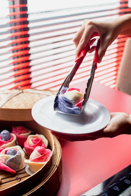 Foto un piatto di cibo blu e viola con sopra un piatto di cibo.