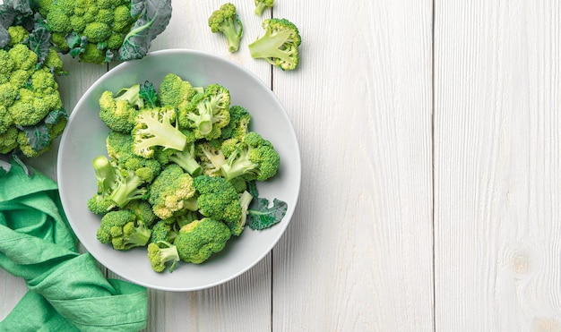 Un piatto di broccoli su uno sfondo di legno bianco cibo sano cucinare i broccoli