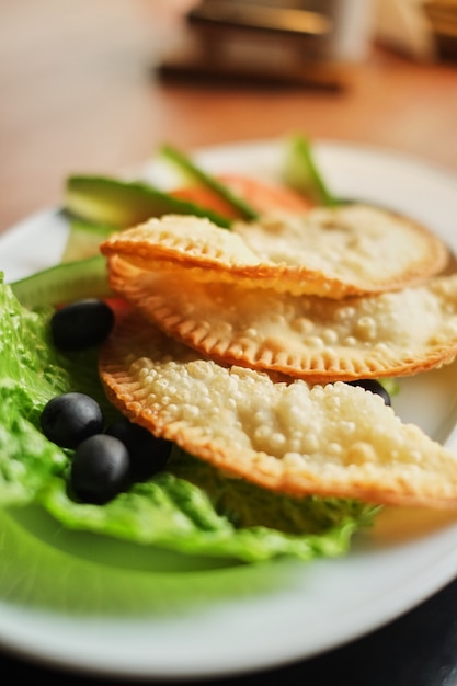 접시 cheburek vegitables 저녁 식사 전국 맛있는 식사 측면보기