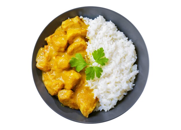 тарелка курицы с карри соусом и рисом на белом фоне