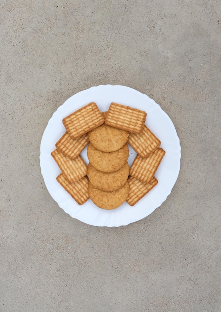 A plate of crackers with one that says'no pretzels'on it