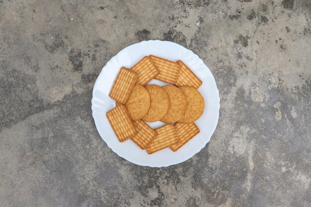 A plate of crackers with a white plate that says'no pretzels'on it