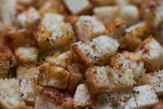 croutons라는 단어가 적힌 croutons 접시