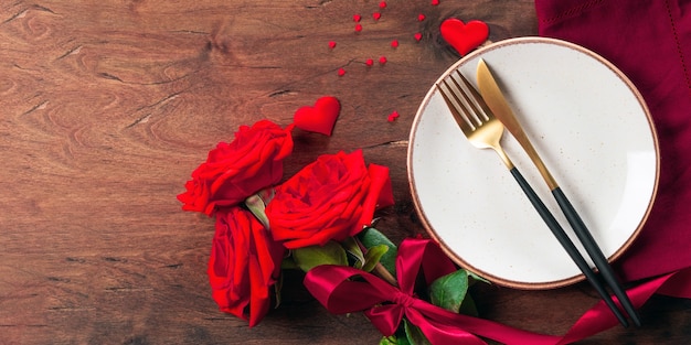 Piatto, posate e rose, banner di concetto di cena romantica per sito web