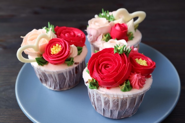 Foto un piatto di deliziosi cupcakes a forma di bouquet di fiori