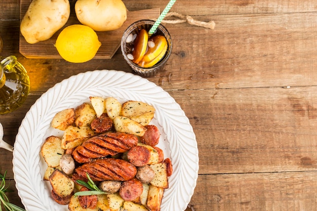 Un piatto di deliziose patate e salsiccia al forno