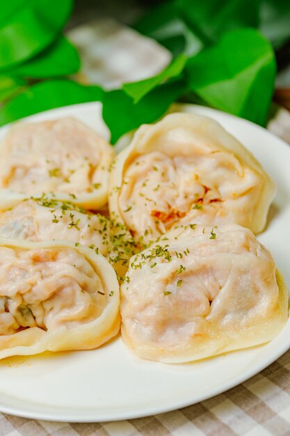 緑の葉が添えられた餃子のプレート。