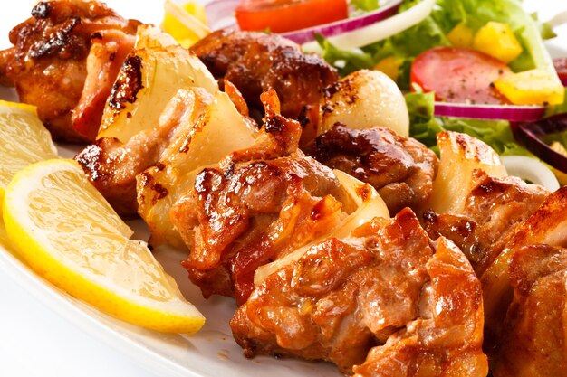 肉のオニオンとオニオンを含む食べ物の皿