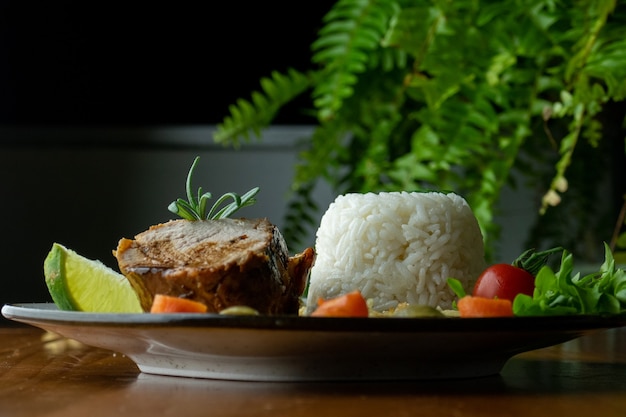 一皿ご飯肉サラダとじゃがいも一皿一皿完食