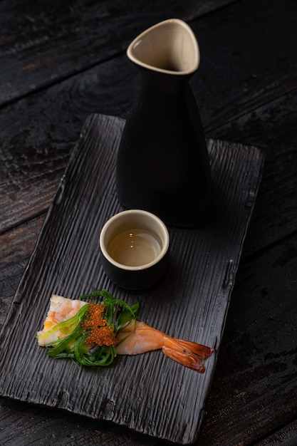 醤油の瓶が乗った食べ物の皿