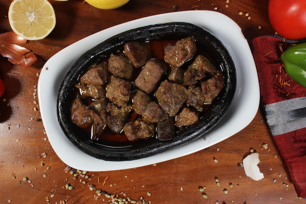 тарелка с едой и миска с едой на ней