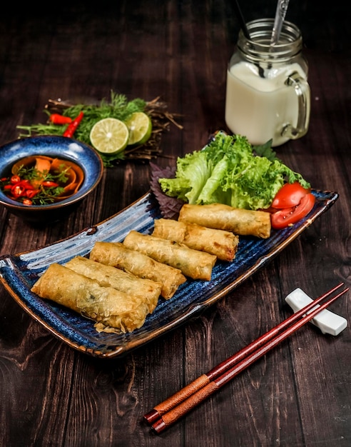 Photo a plate of food with a bowl of salad and a bowl of sauce