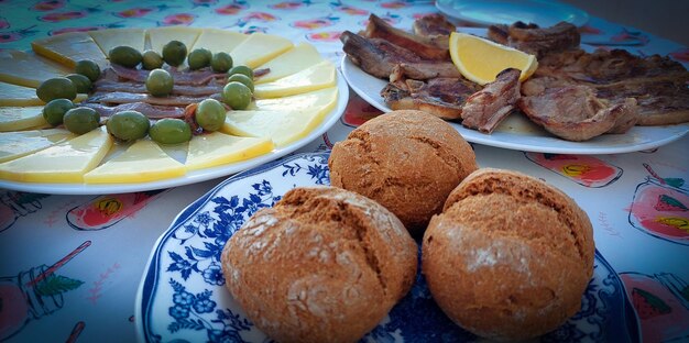 Тарелка с едой с хлебом и сырами на ней