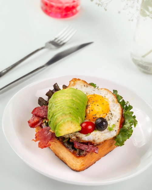 a plate of food with an egg and bacon on it