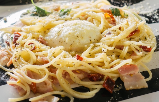 Foto un piatto di cibo con un pezzo di carne e pasta