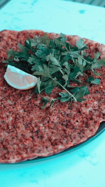 Photo a plate of food with a piece of parsley on it