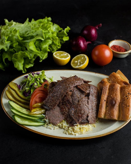 その上に食べ物のプレートが付いた食べ物のプレート