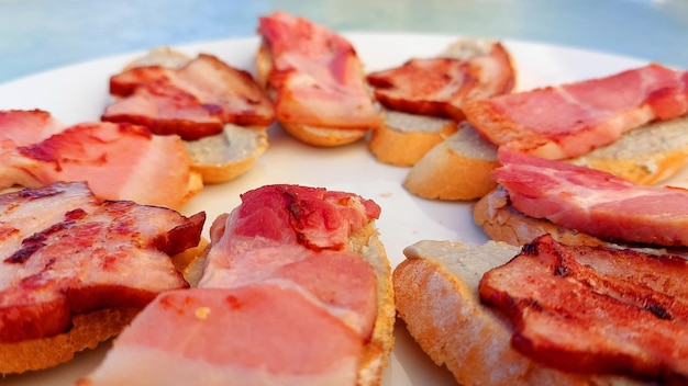 その上に食べ物のプレートが付いた食べ物のプレート