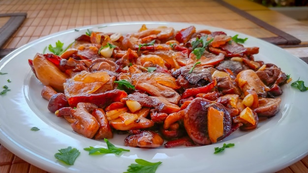 その上に食べ物のプレートが付いた食べ物のプレート