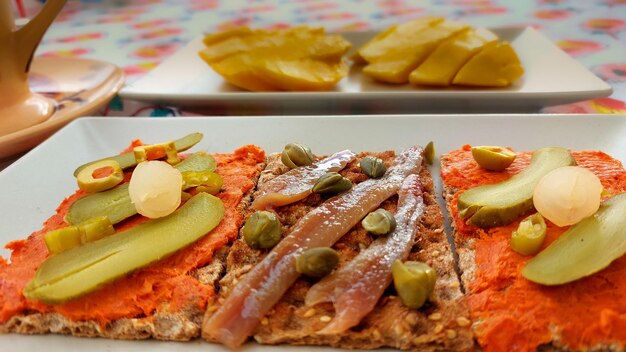 Foto un piatto di cibo con sopra un piatto di mango