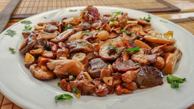 Foto un piatto di cibo con un piatto di maiale e fagioli.