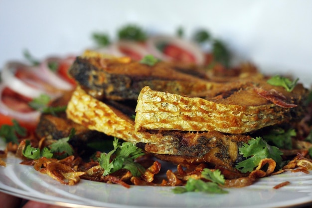 Photo a plate of food with a plate of vegetables on it