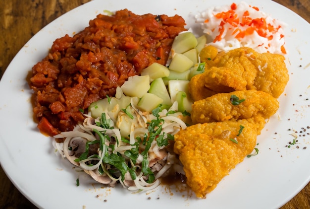 Тарелка с овощами и рисом.
