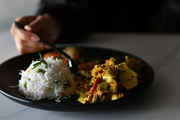 'food'라고 적힌 숟가락이 있는 음식 접시