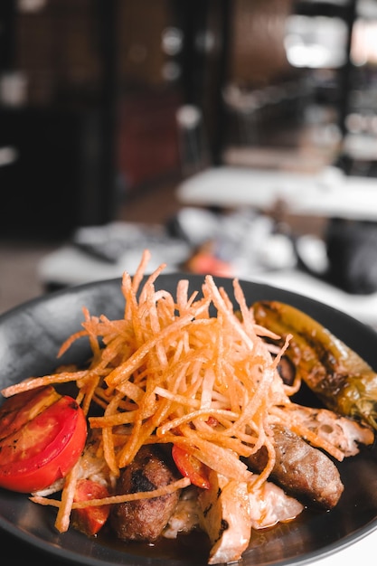 Photo a plate of food with a tomato and onions on it