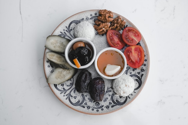 Foto un piatto di cibo con una varietà di frutti di mare su di esso